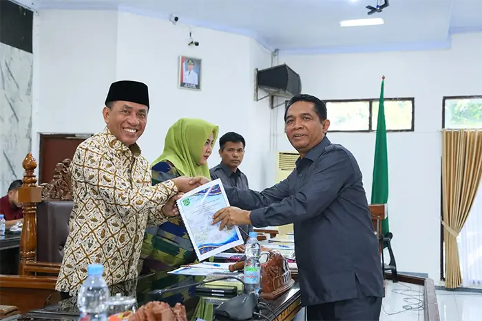 Serah terima dokumen Raperdatentang Perubahan Anggaran Pendapatan dan Belanja Daerah (APBD-P) Kabupaten Bima Tahun Anggaran 2026 dari Bupati Bima kepada legislatif.
