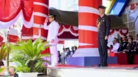 Bupati Dompu Bambang Firdaus saat memimpin upacara HUT ke-81 RI di Lapangan Beringin Dompu, Senin (17/8/2026).