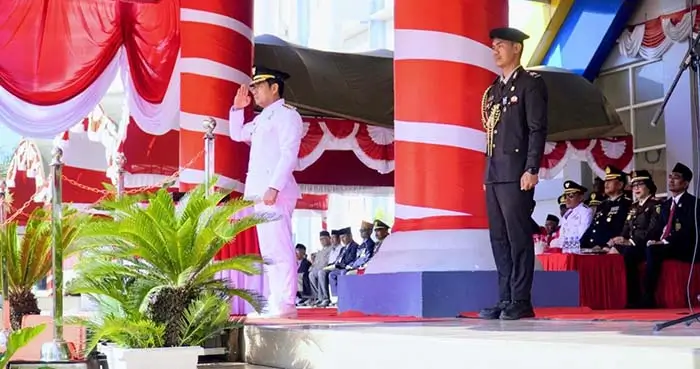 Bupati Dompu Bambang Firdaus saat memimpin upacara HUT ke-81 RI di Lapangan Beringin Dompu, Senin (17/8/2026).