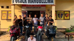 Terduga pelaku curanmor dan barang bukti yang berhasil diamankan aparat kepolisian di Dompu.