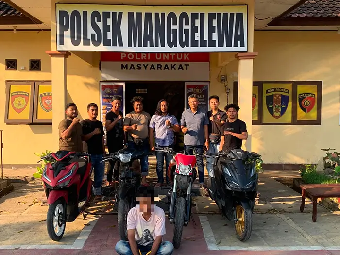 Terduga pelaku curanmor dan barang bukti yang berhasil diamankan aparat kepolisian di Dompu.