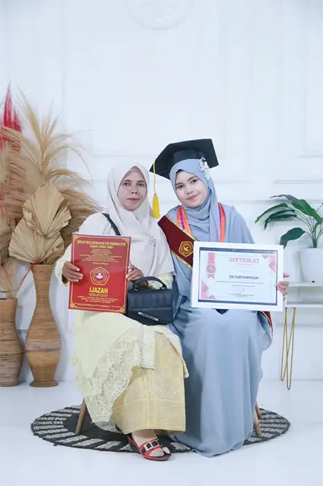 Eri Suryaningsih dan mama tercinta mengabadikan momen usai mengikuti wisuda XXII di STKIP Taman Siswa Bima, Sabtu (26/9/2026).