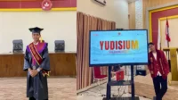 Wisudawan terbaik Prodi PTI Angkatan XXII STKIP Taman Siswa Bima, Muhammad Faiz. Kolase Berita11.com.