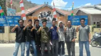 Foto bersama Ikatan Mahasiswa Roka (IMAROK) usai menyegel Kantor Desa Roka, Kecamatan Belo, Kabupaten Bima Senin (7/9/2026).