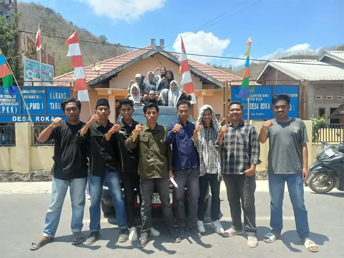 Foto bersama Ikatan Mahasiswa Roka (IMAROK) usai menyegel Kantor Desa Roka, Kecamatan Belo, Kabupaten Bima Senin (7/9/2026).