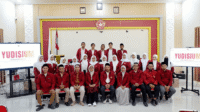 Innes Komariah Raih foto bersama Ketua STKIP Taman Siswa Bima, Dr H Ibnu Khaldun Sudirman, M.Si dan dosen pembimbing di sela prosesi yudisium XXII STKIP Taman Siswa Bima.