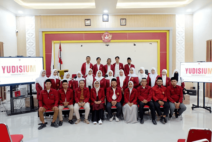Innes Komariah Raih foto bersama Ketua STKIP Taman Siswa Bima, Dr H Ibnu Khaldun Sudirman, M.Si dan dosen pembimbing di sela prosesi yudisium XXII STKIP Taman Siswa Bima.