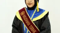 Innes Komariah, wisudawati terbaik STKIP Taman Ssiwa Bima.