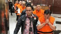 Sejumlah tersangka kasus korupsi menuju mobil tahanan usai menjalani pemeriksaan pasca terjaring operasi tangkap tangan (OTT) di Gedung KPK, Jakarta, Selasa (15/9/2026).