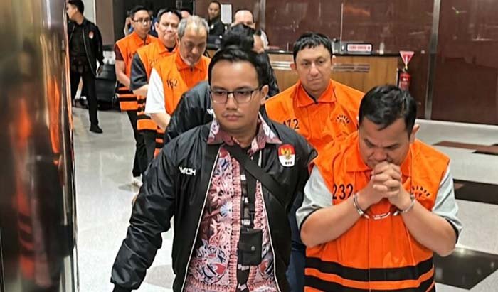 Sejumlah tersangka kasus korupsi menuju mobil tahanan usai menjalani pemeriksaan pasca terjaring operasi tangkap tangan (OTT) di Gedung KPK, Jakarta, Selasa (15/9/2026).