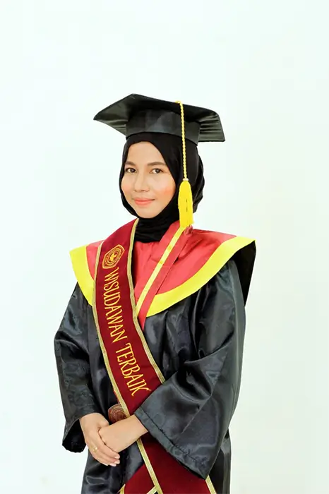 Maharani, wisudawati terbaik Angkatan XXII STKIP Taman Siswa Bima.