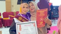 Mentari Oryzal Sativa foto bersama ibunda usai mengikuti wisuda XXII STKIP Taman Siswa Bima di Auditorium Sudirman STKIP Tamsis, Sabtu (26/9/2026).