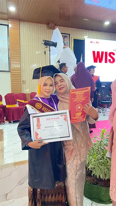 Mentari Oryzal Sativa foto bersama ibunda usai mengikuti wisuda XXII STKIP Taman Siswa Bima di Auditorium Sudirman STKIP Tamsis, Sabtu (26/9/2026).