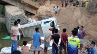Kondisi pick up dan muatannya setelah terperosok ke sungai saat melewati jembatan rusak di Waworada Langgudu Kabupaten Bima, Kamis (10/9/2026).
