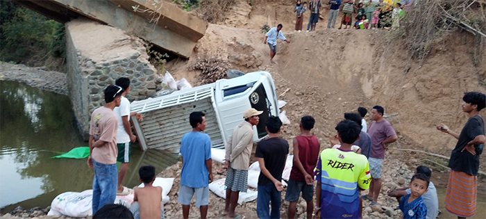 Kondisi pick up dan muatannya setelah terperosok ke sungai saat melewati jembatan rusak di Waworada Langgudu Kabupaten Bima, Kamis (10/9/2026).