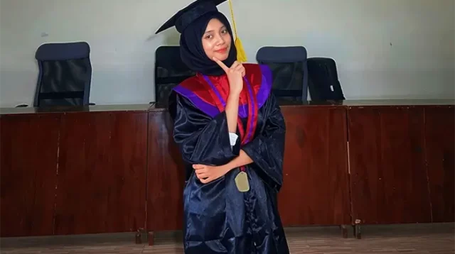 Sulfani, wisudawati terbaik Prodi PTI Angkatan XXII STKIP Taman Siswa Bima.