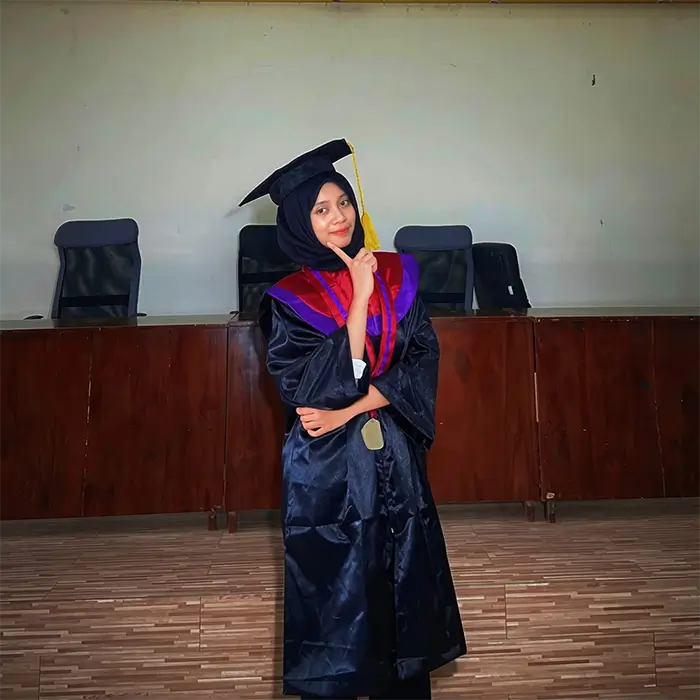 Sulfani, wisudawati terbaik Prodi PTI Angkatan XXII STKIP Taman Siswa Bima.