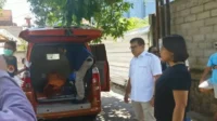 Aparat Kepolisian mengevakuasi jenazah WNA Australia yang ditemukan tewas di sebuah bungalow di Legian Tengah Bali.