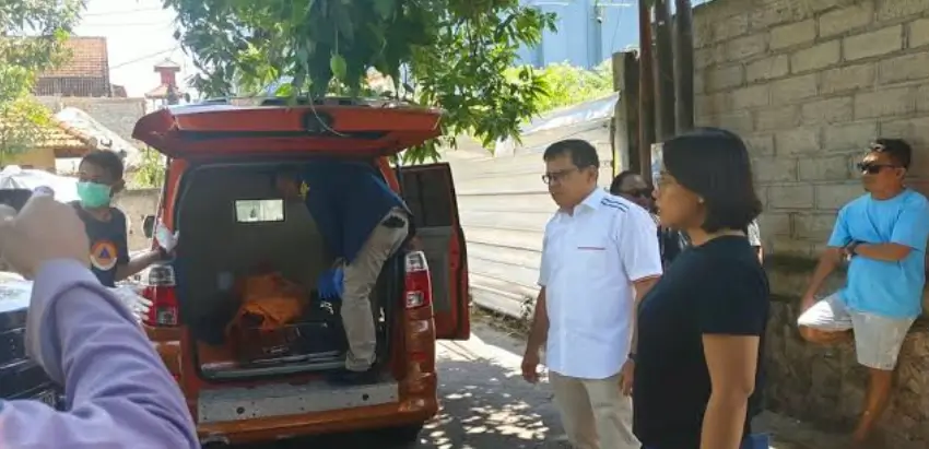 Aparat Kepolisian mengevakuasi jenazah WNA Australia yang ditemukan tewas di sebuah bungalow di Legian Tengah Bali.