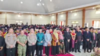 Foto bersama Civitas Akademika STKIP Tamsis dengan Wabup NTB, Wabup Bima dan Pimpinan Forkopimda di sela wisuda XXII STKIP Taman Siswa Bima, Sabtu (26/9/2026). Foto US/ Berita11.com.
