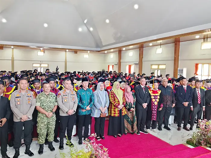 Foto bersama Civitas Akademika STKIP Tamsis dengan Wabup NTB, Wabup Bima dan Pimpinan Forkopimda di sela wisuda XXII STKIP Taman Siswa Bima, Sabtu (26/9/2026). Foto US/ Berita11.com.