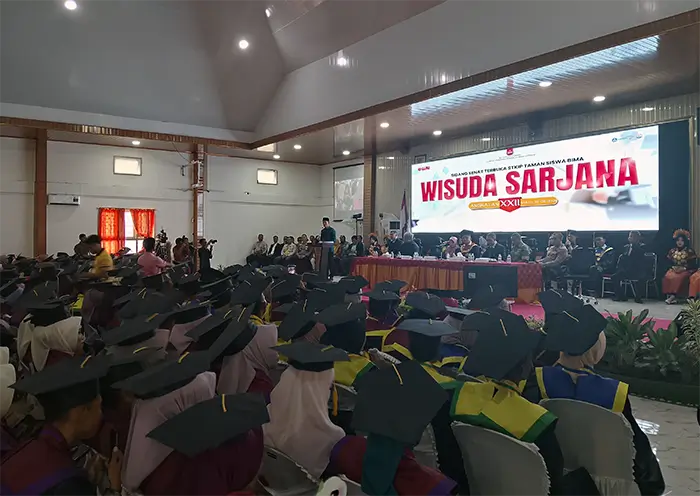 Suasana Rapat Senat Terbuka Wisuda Strata Satu (S1) XXII STKIP Taman Siswa di Auditorium Sudirman Kampus STKIP Tamsis Bima, Sabtu (26/9/2026).