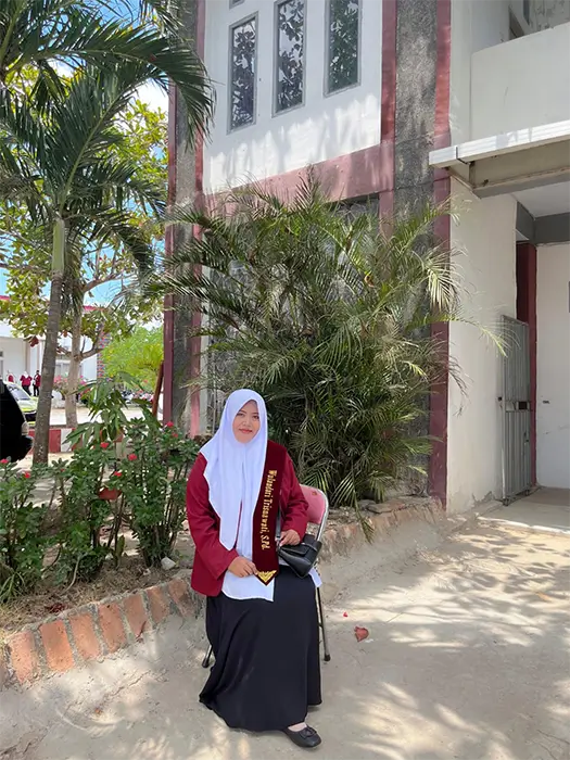 Wisudawati terbaik angkatan XXII STKIP Taman Siswa Bima, Wulandari Trisnawati.
