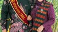 M. Hayyula Rahman dan ibunda tercinta foto bersama usai mengikuti prosesi wisuda XXII di Auditorium Sudirman STKIP Taman Siswa Bima, Sabtu (26/6/2026).