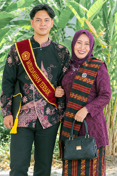 M. Hayyula Rahman dan ibunda tercinta foto bersama usai mengikuti prosesi wisuda XXII di Auditorium Sudirman STKIP Taman Siswa Bima, Sabtu (26/6/2026).