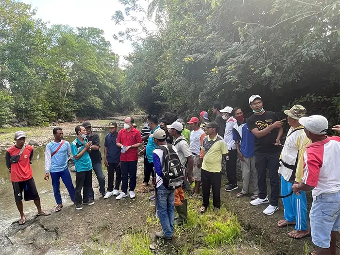 Ketua DPC PDI Perjuangan Kabupaten Sumbawa, Abdul Rafiq saat meninjau lokasi tambang ilegal yang menewaskan tiga warga.