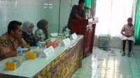 Ketua FKPP Bima, Fachrunnas menyampaikan sambutan pada kegiatan sosialisasi pemanfaatan terumbu karang di Hotel Lila Graha Kota Bima.
