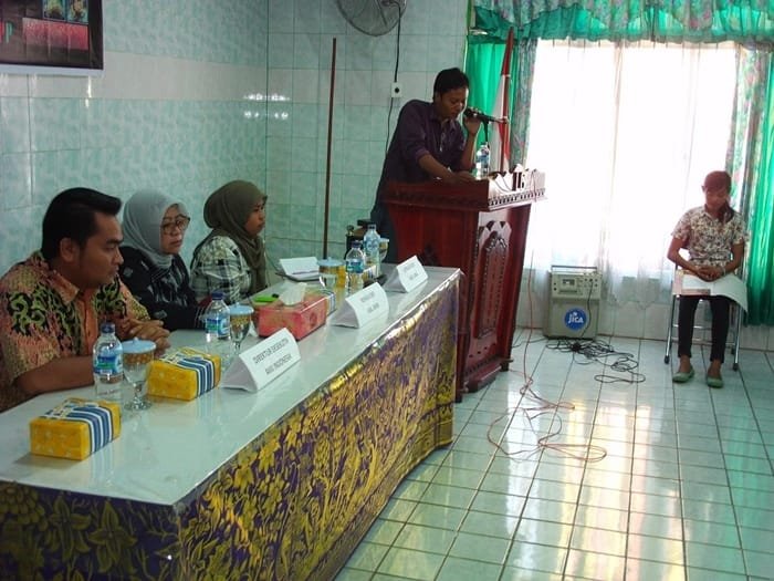 Ketua FKPP Bima, Fachrunnas menyampaikan sambutan pada kegiatan sosialisasi pemanfaatan terumbu karang di Hotel Lila Graha Kota Bima.