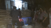 Petugas BPBD Kabupaten Bima mendistribusikan air bersih untuk desa terdampak kekeringan di Kecamatan Woha Kabupaten Bima.