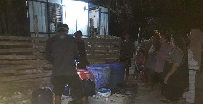 Petugas BPBD Kabupaten Bima mendistribusikan air bersih untuk desa terdampak kekeringan di Kecamatan Woha Kabupaten Bima.