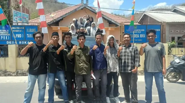 Ikatan Mahasiswa Roka (IMAROK) foto bersama usai memalang pintu utama Kantor Desa Roka, Kecamatan Belo, Kabupaten Bima, Senin (7/9/2026).