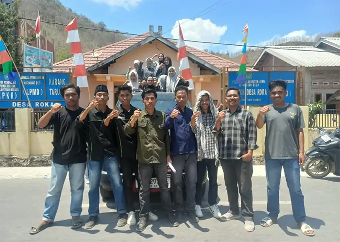 Ikatan Mahasiswa Roka (IMAROK) foto bersama usai memalang pintu utama Kantor Desa Roka, Kecamatan Belo, Kabupaten Bima, Senin (7/9/2026).