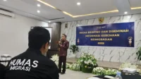 Kepala Dinas Kominfostik Kota Bima, Muhammad Hasyim memaparkan materi tentang strategi Humas membangun sinergi dan hubungan baik dengan media massa saat Media Brief dan Desiminasi Informasi Kebijakan Keimigrasian yang digelar Kantor Imigrasi Bima di Rumah Makan Dining Kota Bima, Kamis (5/8/2026).