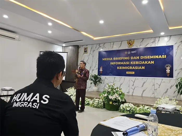 Kepala Dinas Kominfostik Kota Bima, Muhammad Hasyim memaparkan materi tentang strategi Humas membangun sinergi dan hubungan baik dengan media massa saat Media Brief dan Desiminasi Informasi Kebijakan Keimigrasian yang digelar Kantor Imigrasi Bima di Rumah Makan Dining Kota Bima, Kamis (5/8/2026).