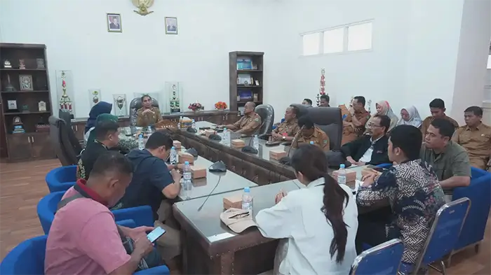 Suasana rapat terbatas Tim Bank Indonesia (BI) Perwakilan NTB dengan Pemkot Bima terkait rencana pembangunan Plaza Hybrid Kota Bima Mantika di kawasan eks Kantor Bupati Bima, Selasa (8/9/2026).