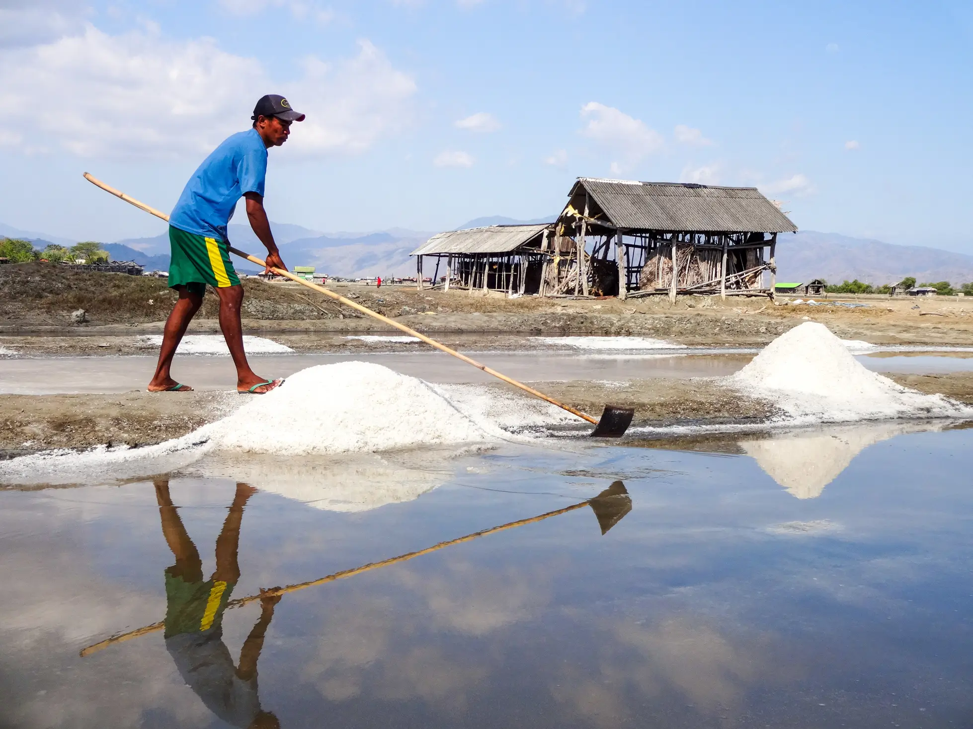 Aktivitas petani tambak garam di Desa Sanolo Kecamatan Bolo Kabupaten Bima memanen garam saat musim kemarau tahun 2026. Foto US/ Berita11.com.