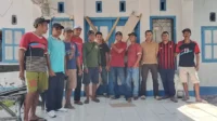 Sejumlah warga berdiri di depan kantor Desa Tumpu Kecamatan Bolo usai memalang pintu kantor desa setempat, Senin (7/9/2026) pagi.