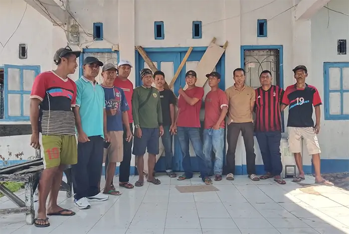 Sejumlah warga berdiri di depan kantor Desa Tumpu Kecamatan Bolo usai memalang pintu kantor desa setempat, Senin (7/9/2026) pagi.