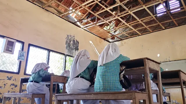 Sejumlah siswa kelas V SDN Inpres Kalemba Desa Kawuwu Kecamatan Langgudu Kabupaten Bima berupaya tetap belajar di bawah ancaman atap kelas yang nyaris ambruk, Rabu (26/8/2026). Foto US/ Berita11.com.