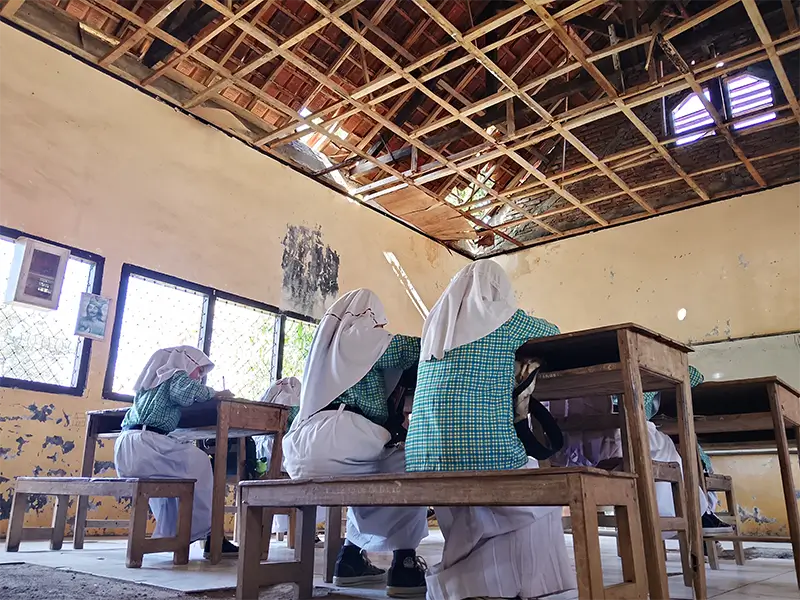 Sejumlah siswa kelas V SDN Inpres Kalemba Desa Kawuwu Kecamatan Langgudu Kabupaten Bima berupaya tetap belajar di bawah ancaman atap kelas yang nyaris ambruk, Rabu (26/8/2026). Foto US/ Berita11.com.