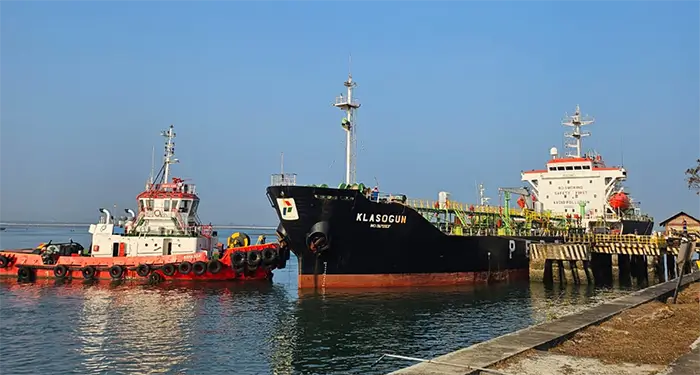 MT Klasogun yang mengangkut pasokan Pertalite dan Biosolar telah tiba di Fuel Terminal (FT) Sanggaran Bali.