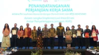 Foto bersama di sela penandatanganan Perjanjian Kerja Sama Koordinasi Antar Penyelenggara Jaminan (KAPJ) BPJS Kesehatan bersama sejumlah Asuransi Kesehatan Tambahan di Bogor, Selasa (6/10/2026).