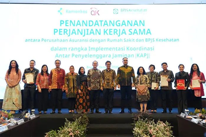 Foto bersama di sela penandatanganan Perjanjian Kerja Sama Koordinasi Antar Penyelenggara Jaminan (KAPJ) BPJS Kesehatan bersama sejumlah Asuransi Kesehatan Tambahan di Bogor, Selasa (6/10/2026).