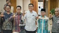 Bupati Dompu, Bambang Firdaus bersama sejumlah pejabat Kementerian ESDM.