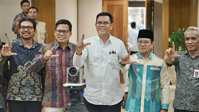 Bupati Dompu, Bambang Firdaus bersama sejumlah pejabat Kementerian ESDM.