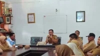Sekretaris Bappeda Kabupaten Bima, Dadang Erawan, ST., ME memimpin rakor Sinkronisasi Pembinaan dan Peningkatan Kapasitas Penerima Bantuan Program Desa Berdaya Transformati di Ruang Rapat Bima Bermartabat Bappeda Kabupaten Bima, Selasa (6/10/2026).